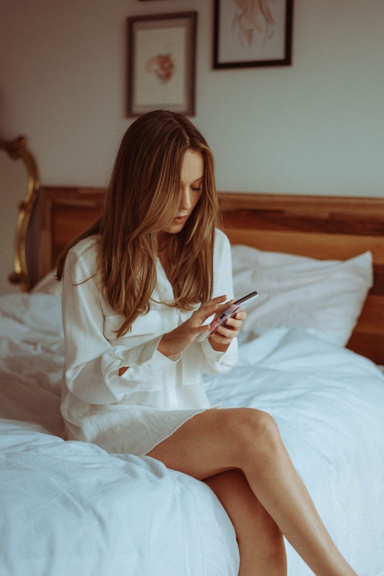 6 Signs He’s A Good Guy, Based On How He Texts You