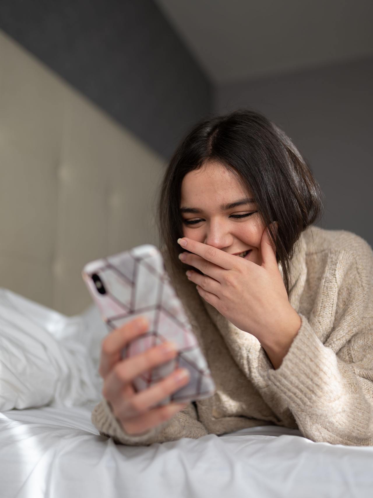 10 Signs They're Stringing You Along (Based On Texts)