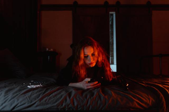 4 Zodiacs Who Will Answer Your Texts In The Middle Of The Night