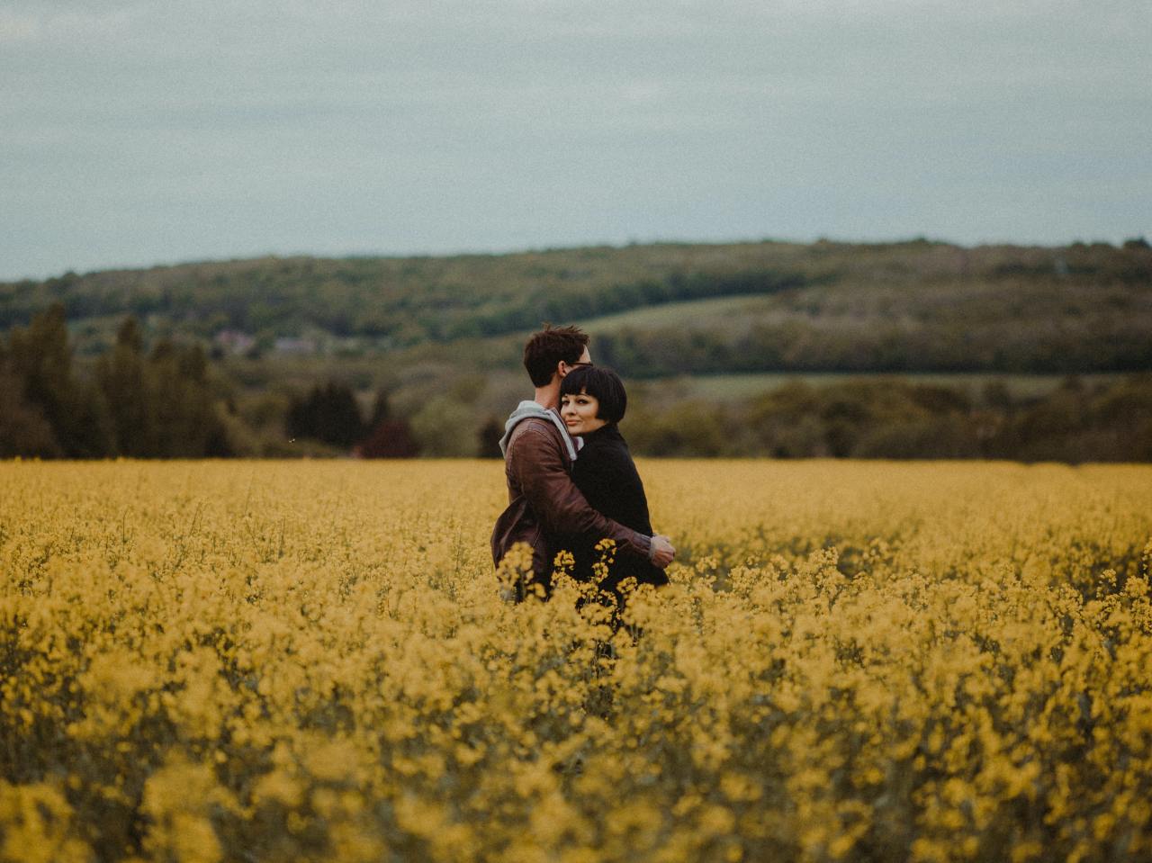 15 Old Married Couples Share The (Un)Romantic Story Of How They First Met