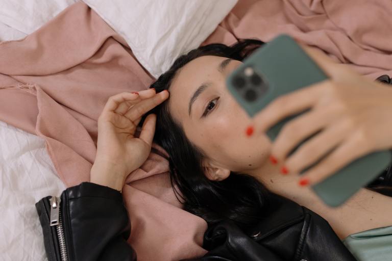 Never Do These 5 Things When Texting Someone You Want To Date