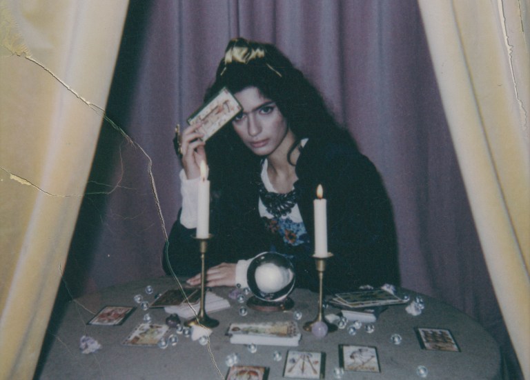 The One Thing Each Zodiac Sign Needs To Change In Order To Find Love This Weekend (Aug 11~13), According To A Tarot Reader 