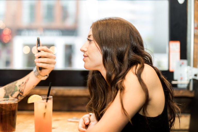 8 Red Flags Only Highly Observant People Notice On First Dates