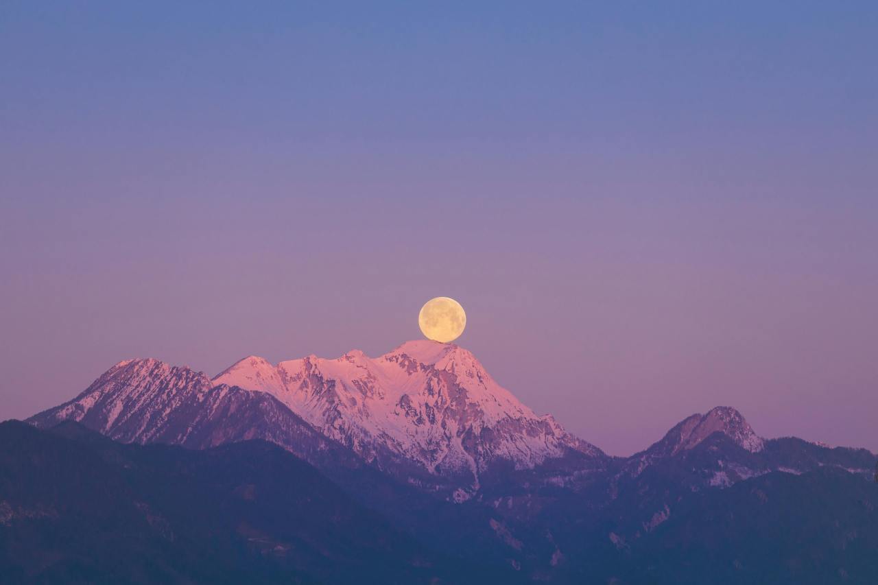 3 Zodiac Signs That Will Experience A Life Changing Event During The Pink Full Moon On April 23, 2024