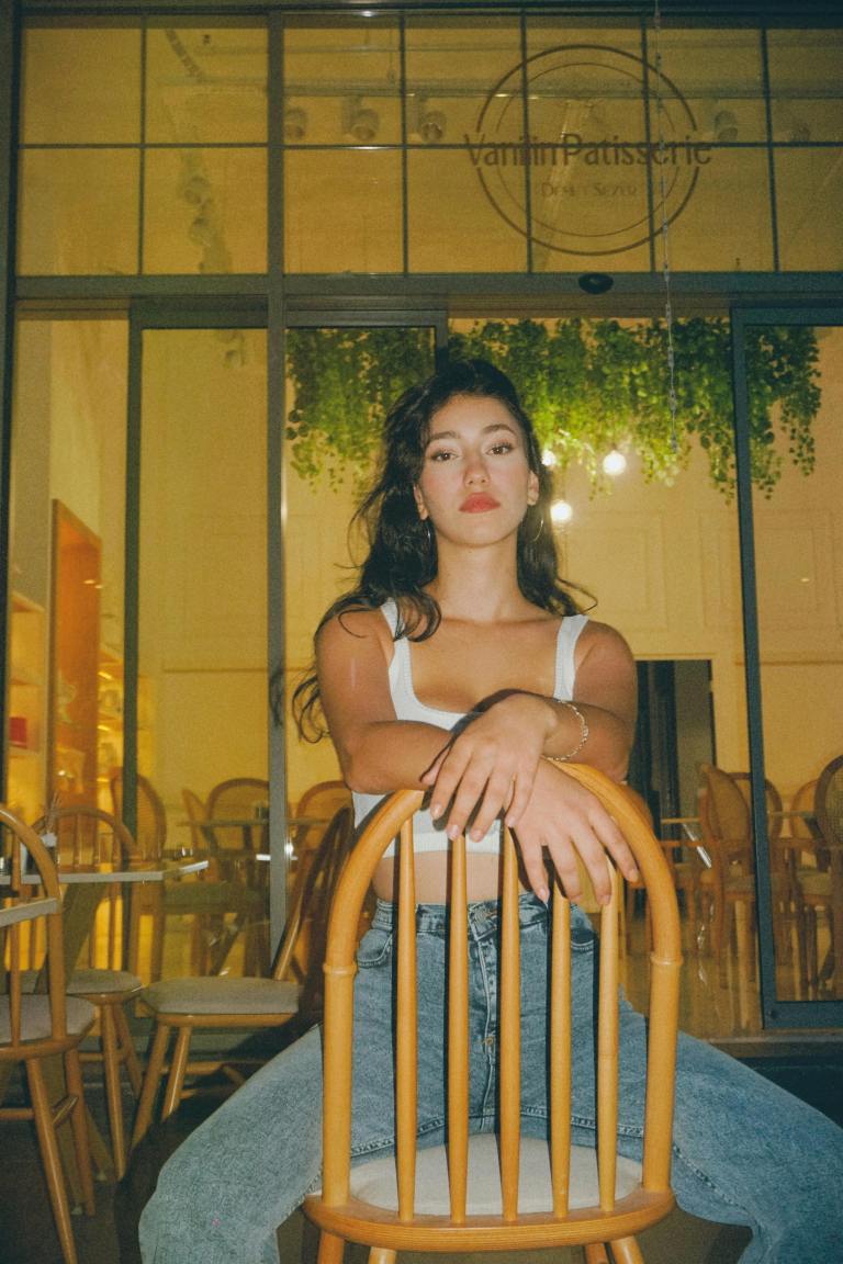 5 Zodiacs Who Notice Everything (But Pretend They Don’t)
