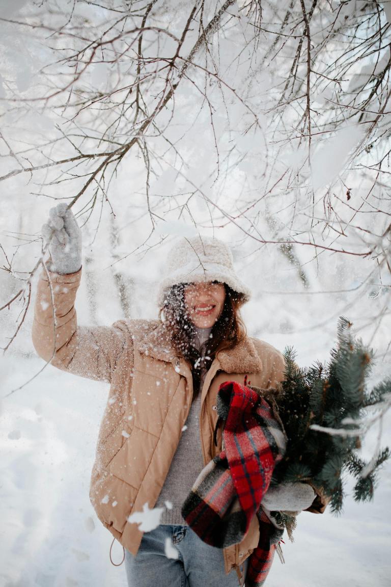 What Gemini, Libra, and Acquarius Can Expect This December, According To A Tarot Reader