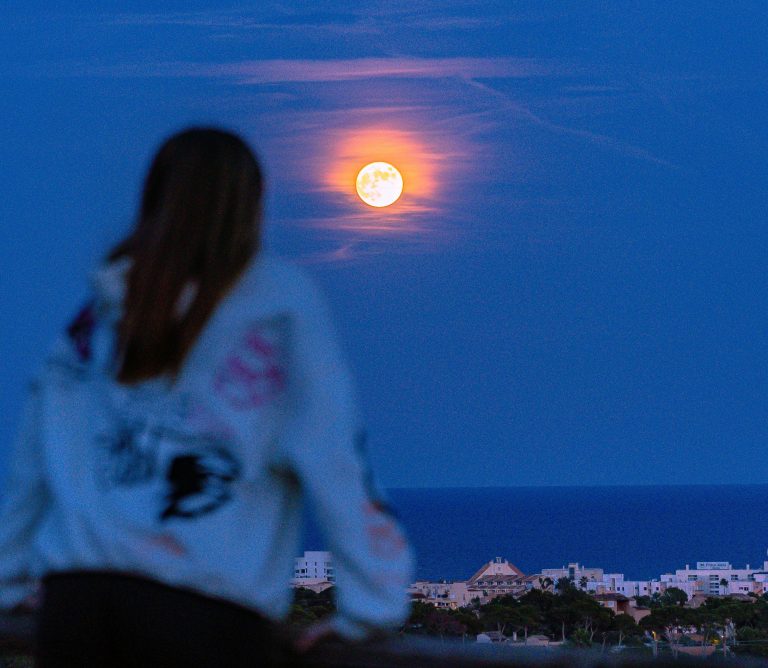 Affirmations For Each Zodiac Sign During The Leo Full Moon (2/12)