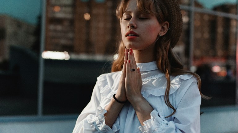 4 Zodiacs Who Could Manifest Magnificently If They Prayed More