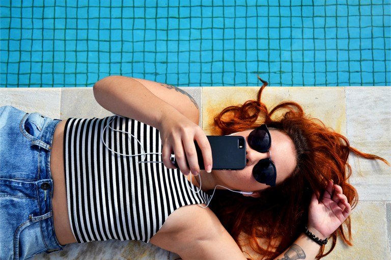 4 Zodíacos Que Necesitan Dejar De Mirar Sus Teléfonos Y Eschuchar La Advertencia De Su Intuición En Junio