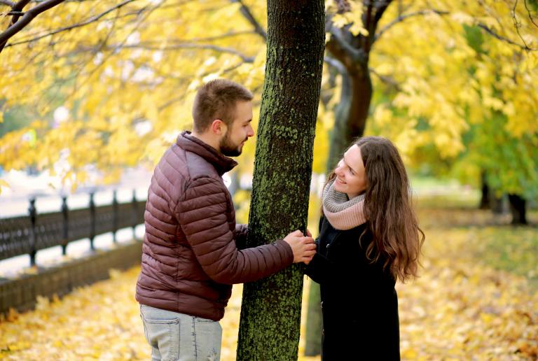 4 Signature Signs That Love Waits Around The Corner (According To Tarot)